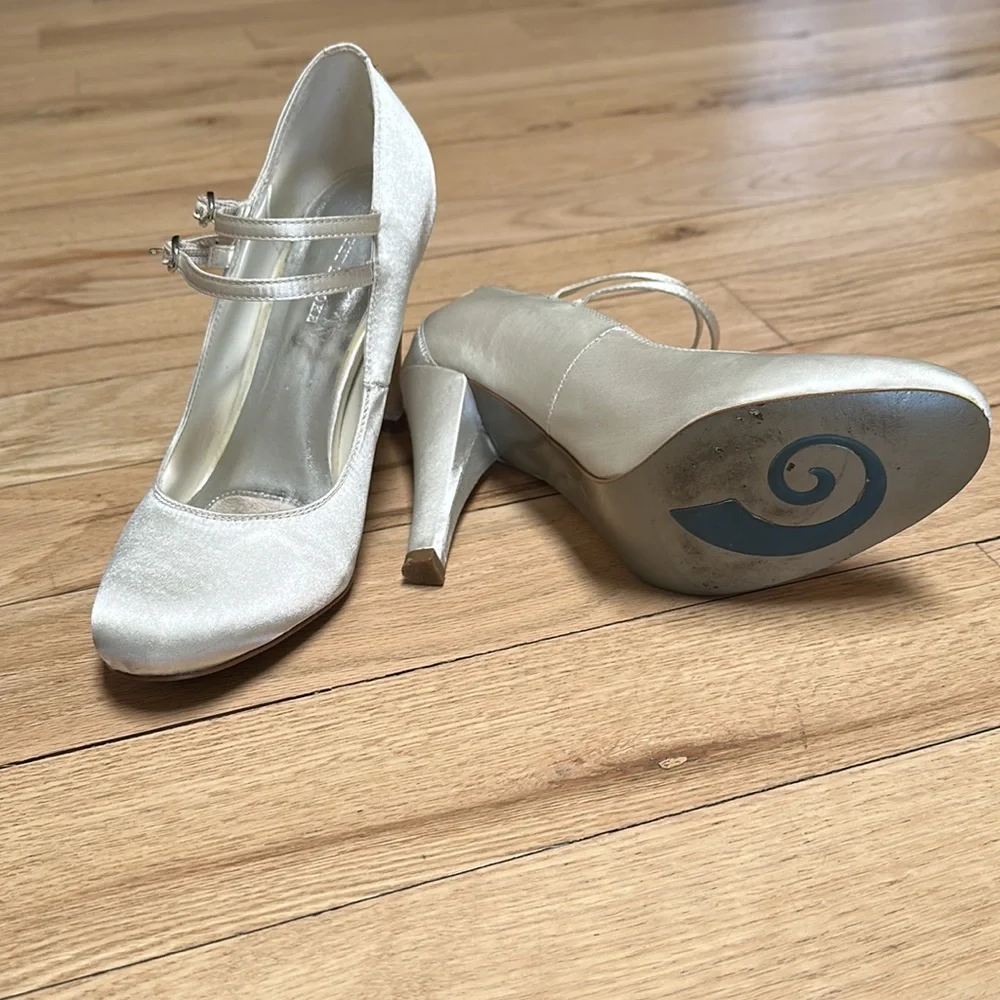 Audrey Brooke ivory heels - Picture 6 of 6